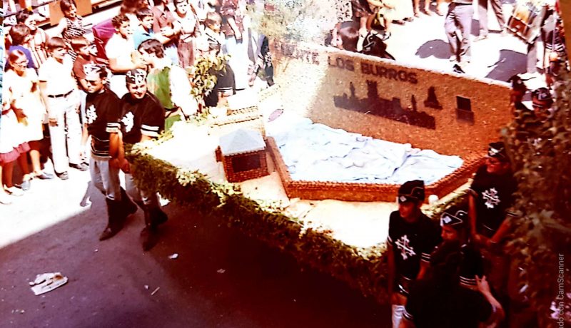 Ofrenda de la comparsa de Cristianos de Villena en 1975