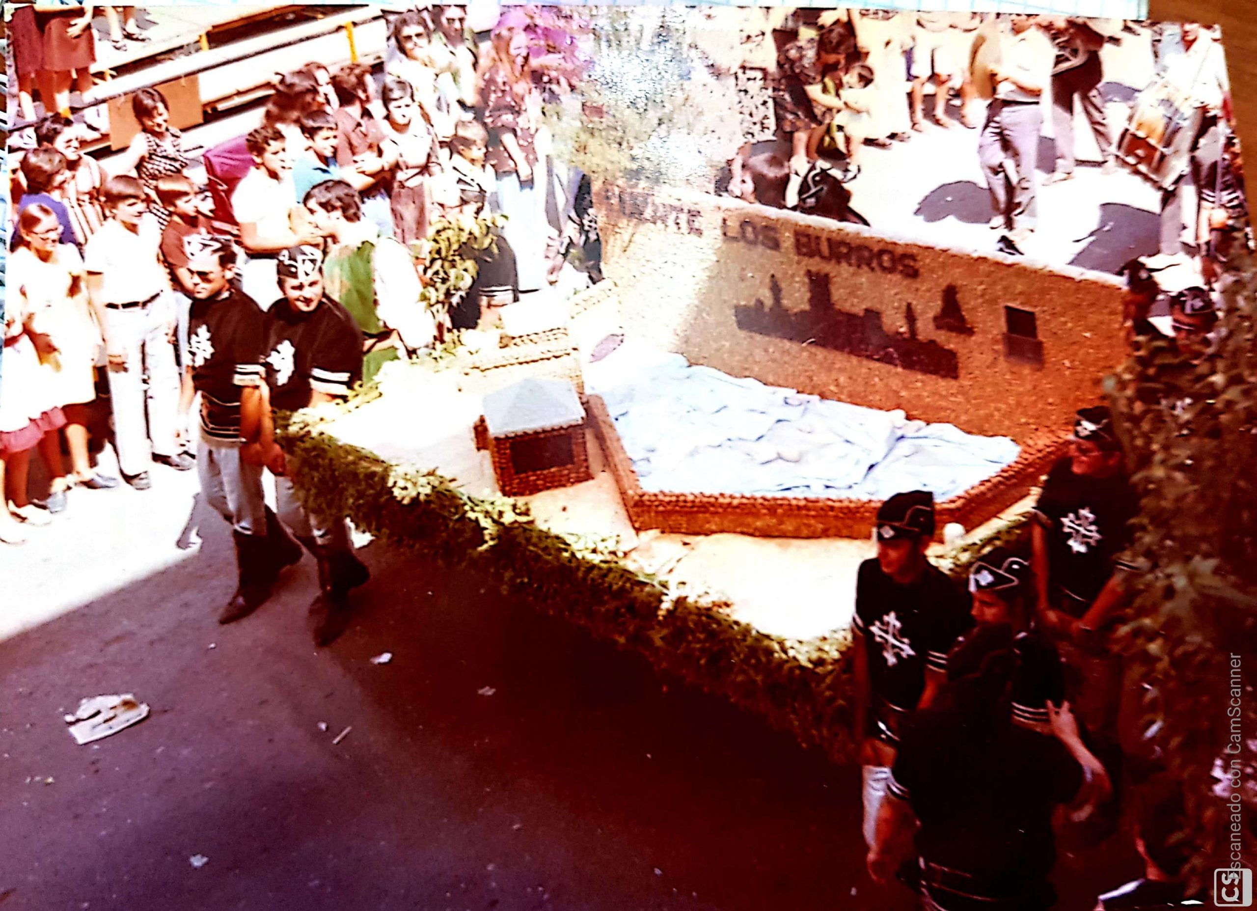 Ofrenda de la comparsa de Cristianos de Villena en 1975